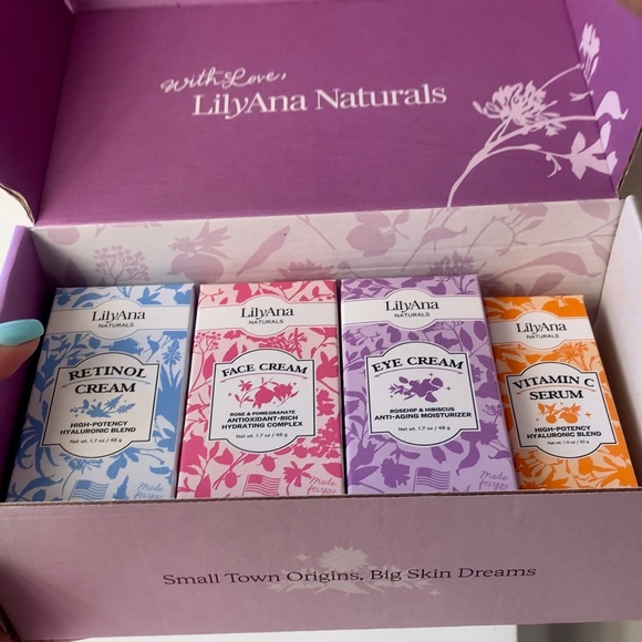 Skincare Set - Retinol, Face, Eye Cream & Vitamin C Serum - Picture 2 of 10